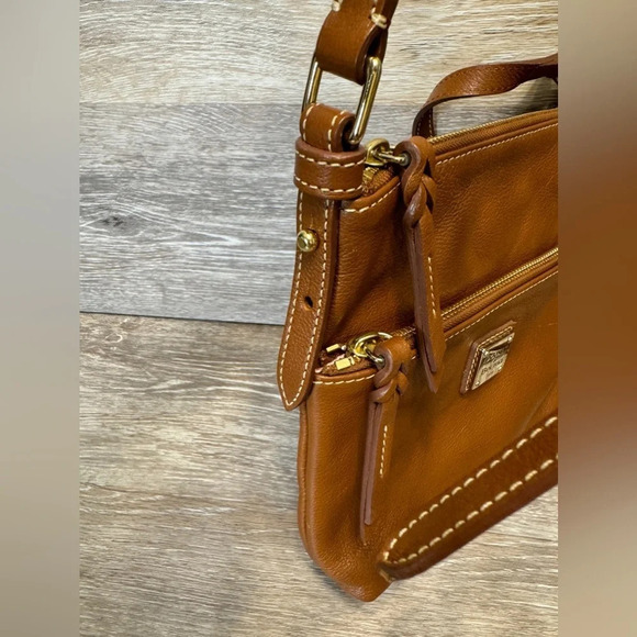 Dooney & Bourke brown pebble grain leather crossbody Y2k - Picture 9 of 15